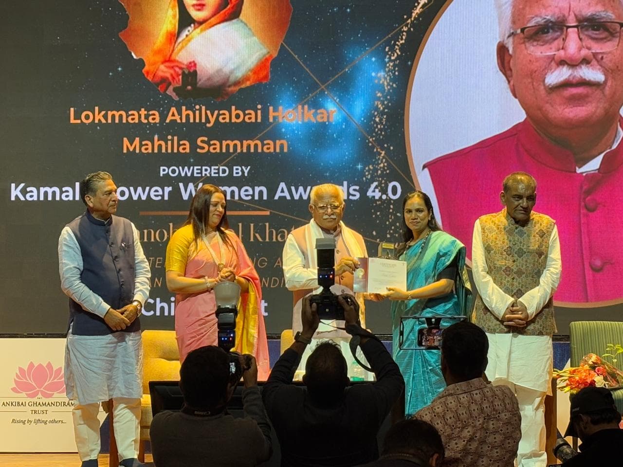 Award ceremony moment 2